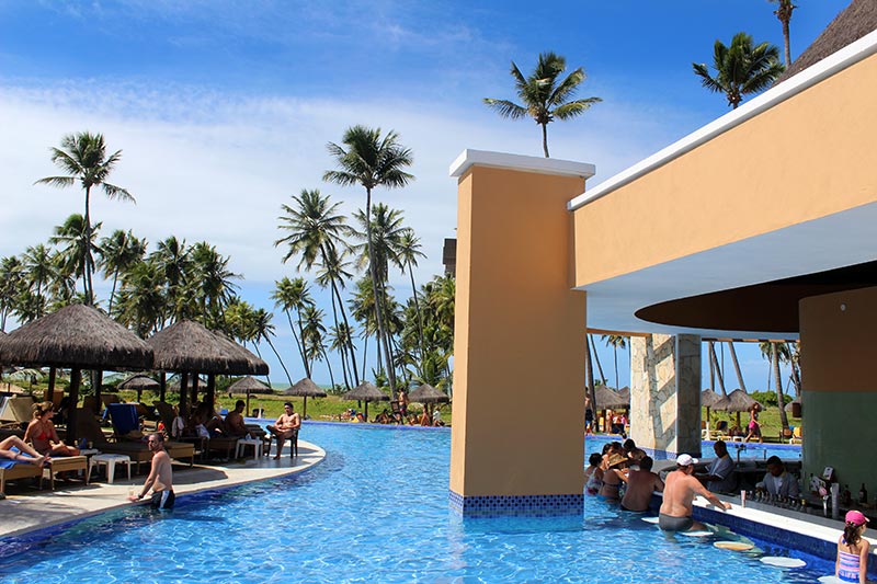 Piscina com bar molhado do resort